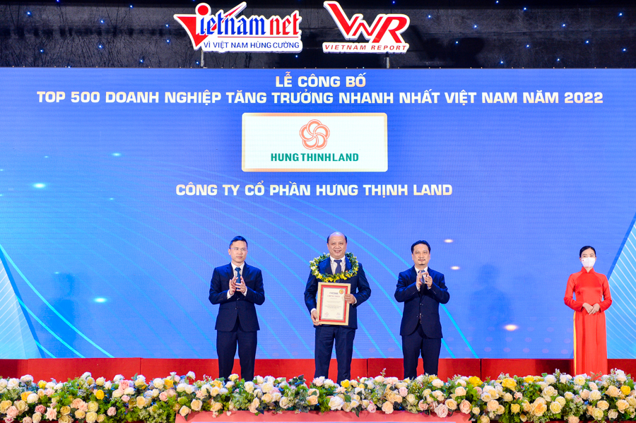 Hung Thinh Land received double awards at The Announcement Ceremony of Top 500 Fastest Growing Companies in Vietnam 2022