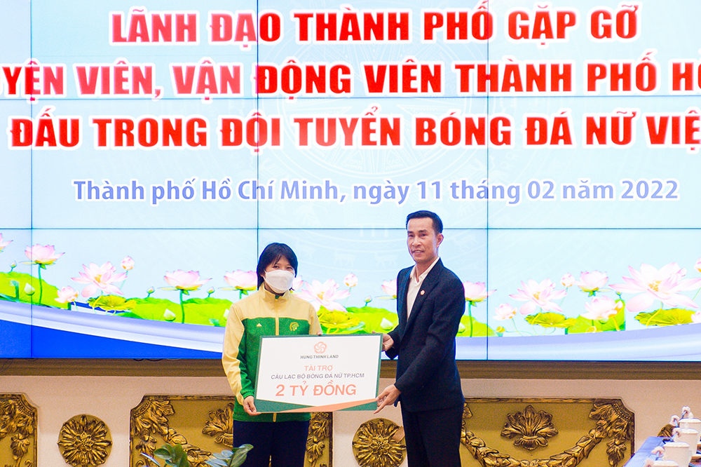 HUNG THINH LAND SPONSORS VND 2 BILLION FOR DEVELOPING HCMC WOMEN'S FOOTBALL CLUB